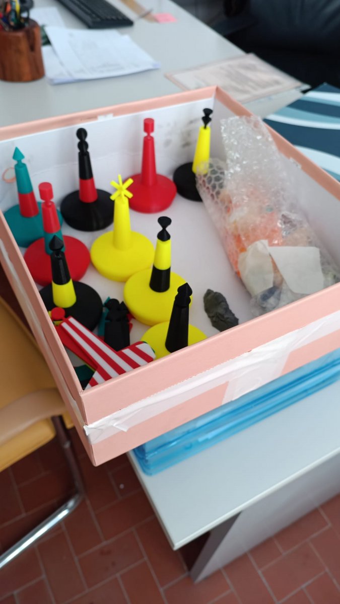 Eine Person bedient ein Boot im Meer