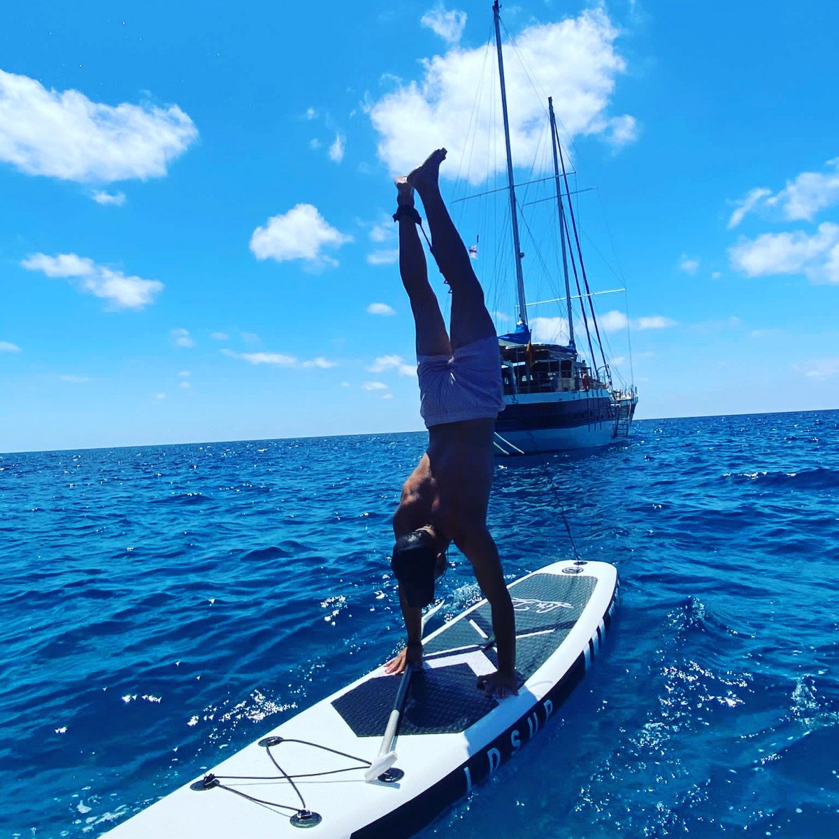 Vela en Menorca en una goleta clásica con alma propia