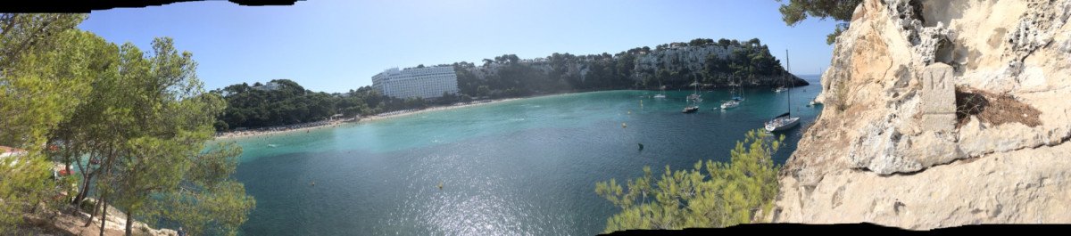 Ein abgelegener Strand an der Küste von Menorca
