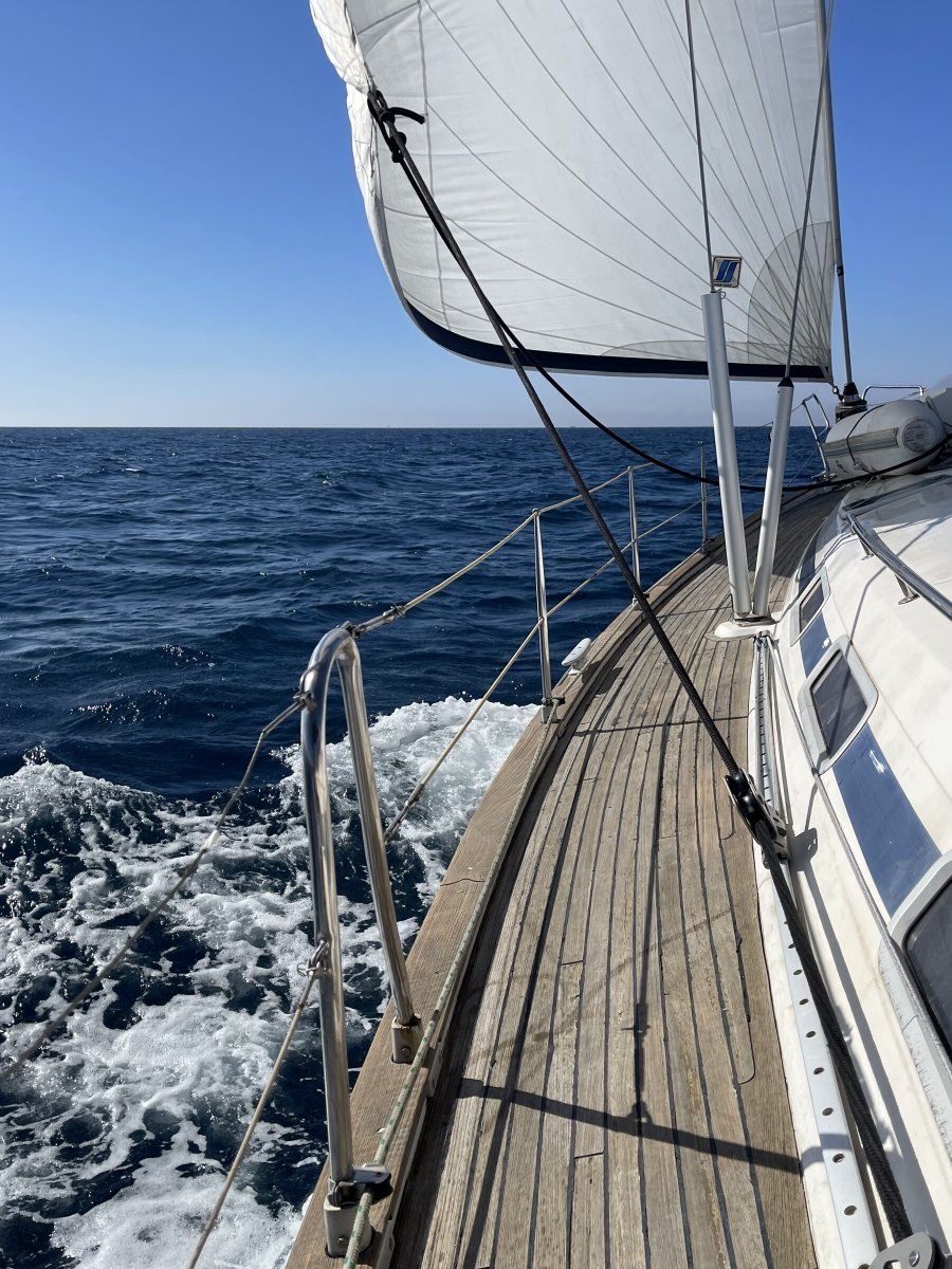 Una vista de la costa durante un viaje de aventura en barco