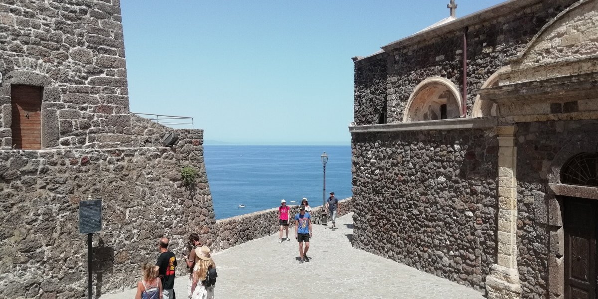 Esplora le baie e le calette più belle della Sardegna.