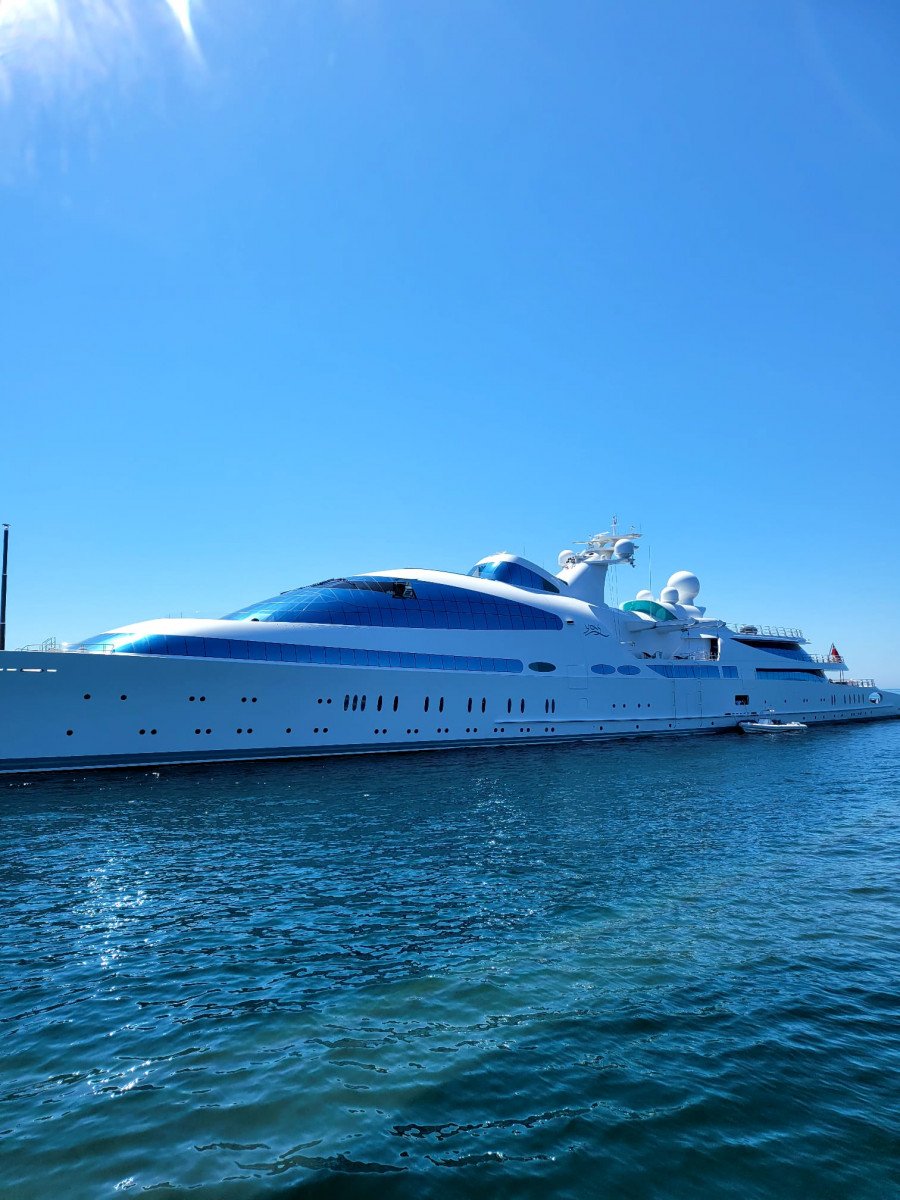 Lernen Sie in einem Segelkurs in Puerto Banús, Marbella zu segeln.