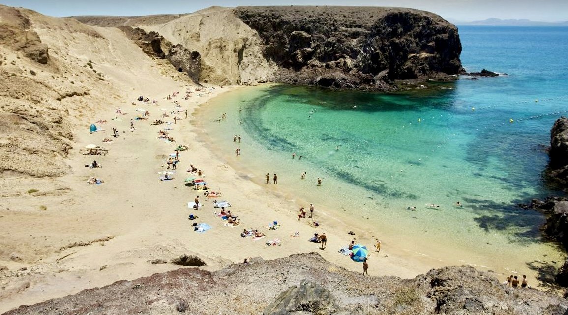 Explora las maravillas naturales de las islas de la Macaronesia en un catamarán