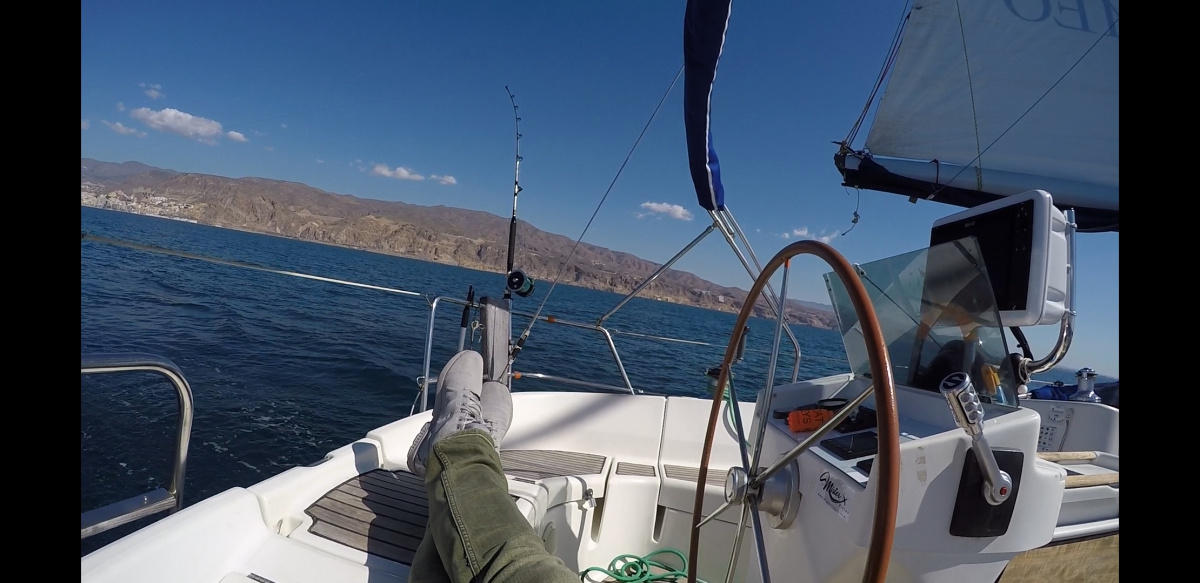 Segeln Sie auf einem Segelboot entlang der Küste von Almeria und ihren Buchten