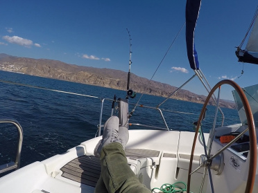 Naviga su una barca a vela lungo la costa di Almeria e le sue calette
