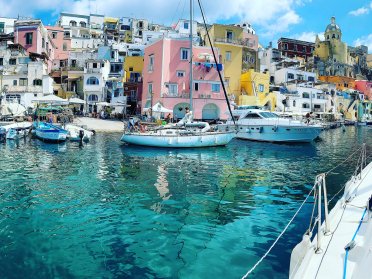 Viaje en velero de 6 días con todo incluido entre Procida, Capri y la Costa Amalfitana.