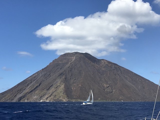 Discover the Aeolian Islands on a boat and on the mountains