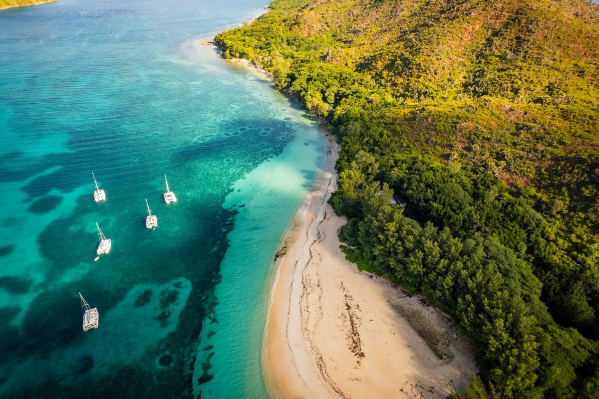 Navigationskurs auf einem Katamaran auf den Seychellen