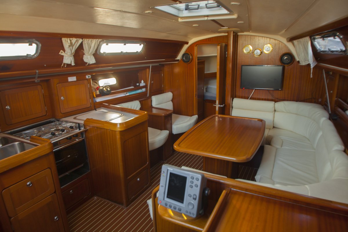 Learn to sail safely and comfortably with our PER + Sailing Endorsement Course