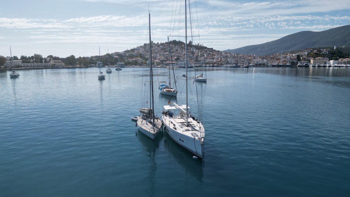 Viaje en barco por el mar Jónico desde Corfú hasta Lefkada en verano
