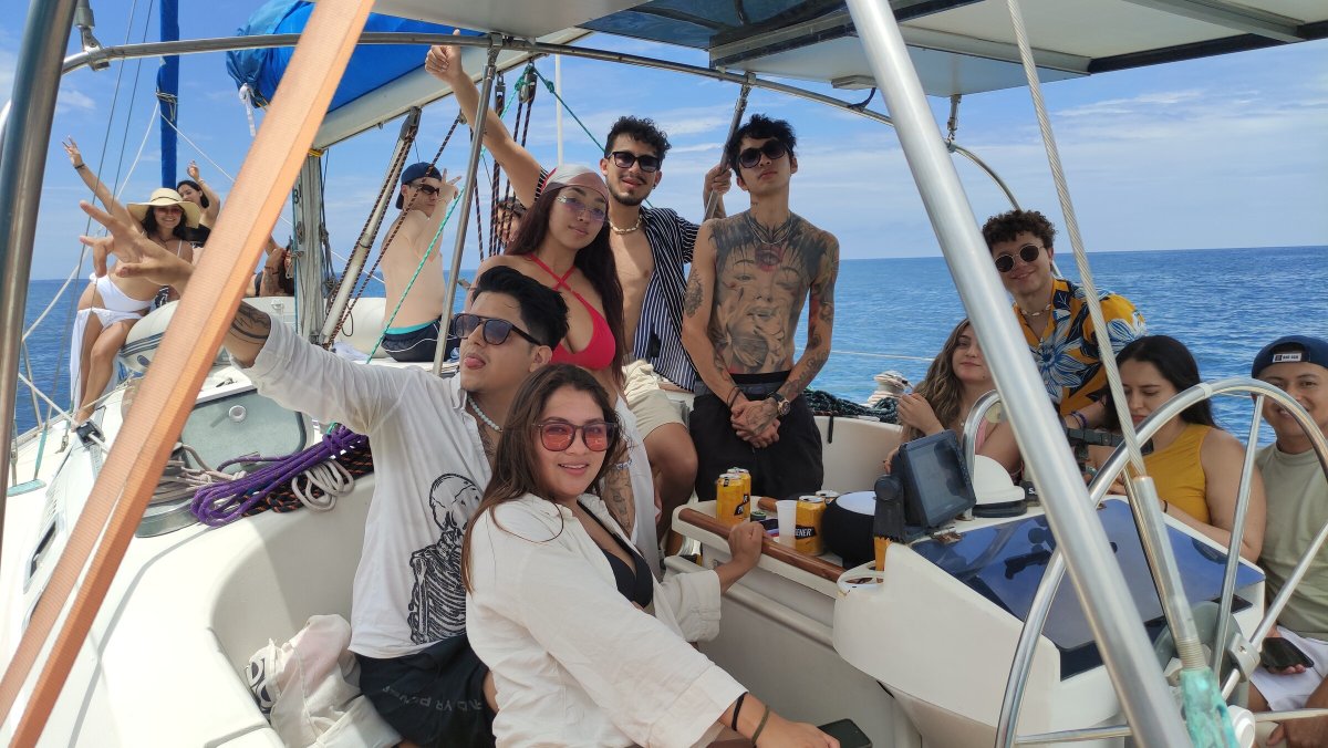 Una giornata di navigazione nel Pacifico con vista sulle spiagge di Manta