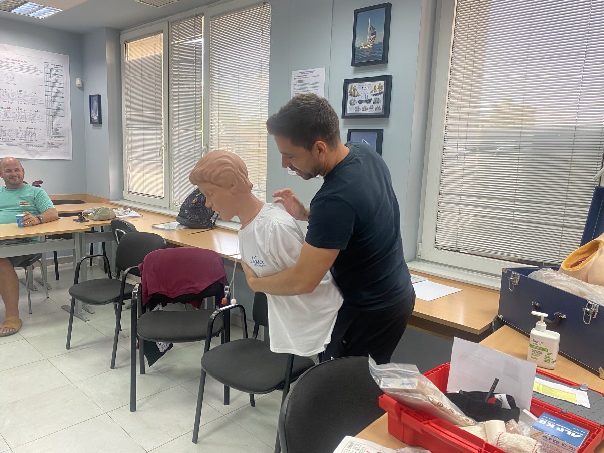 Sailing and first aid course in Madrid