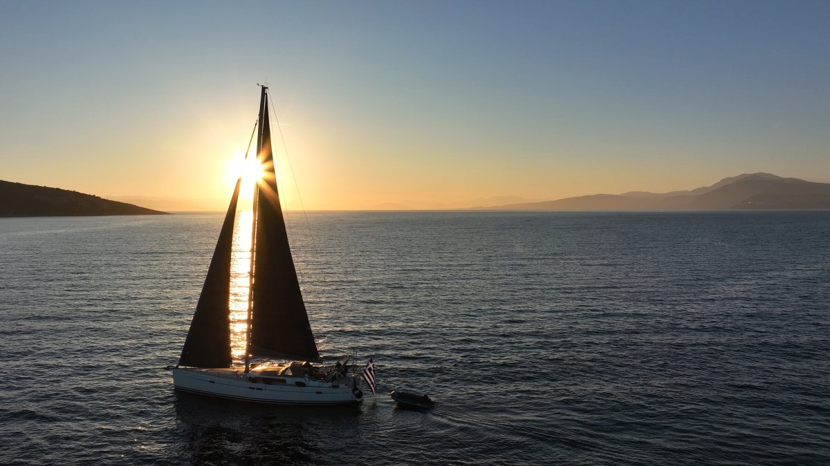 Navigazione in barca nel Golfo Saronicco, Grecia