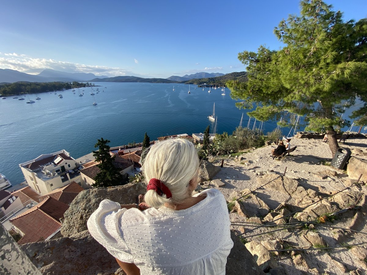 Vuela sobre el mar en una aventura de navegación con nuestro barco