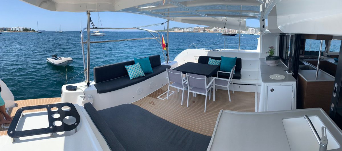 Disfruta de un crucero por Ibiza en un catamarán Lagoon 46