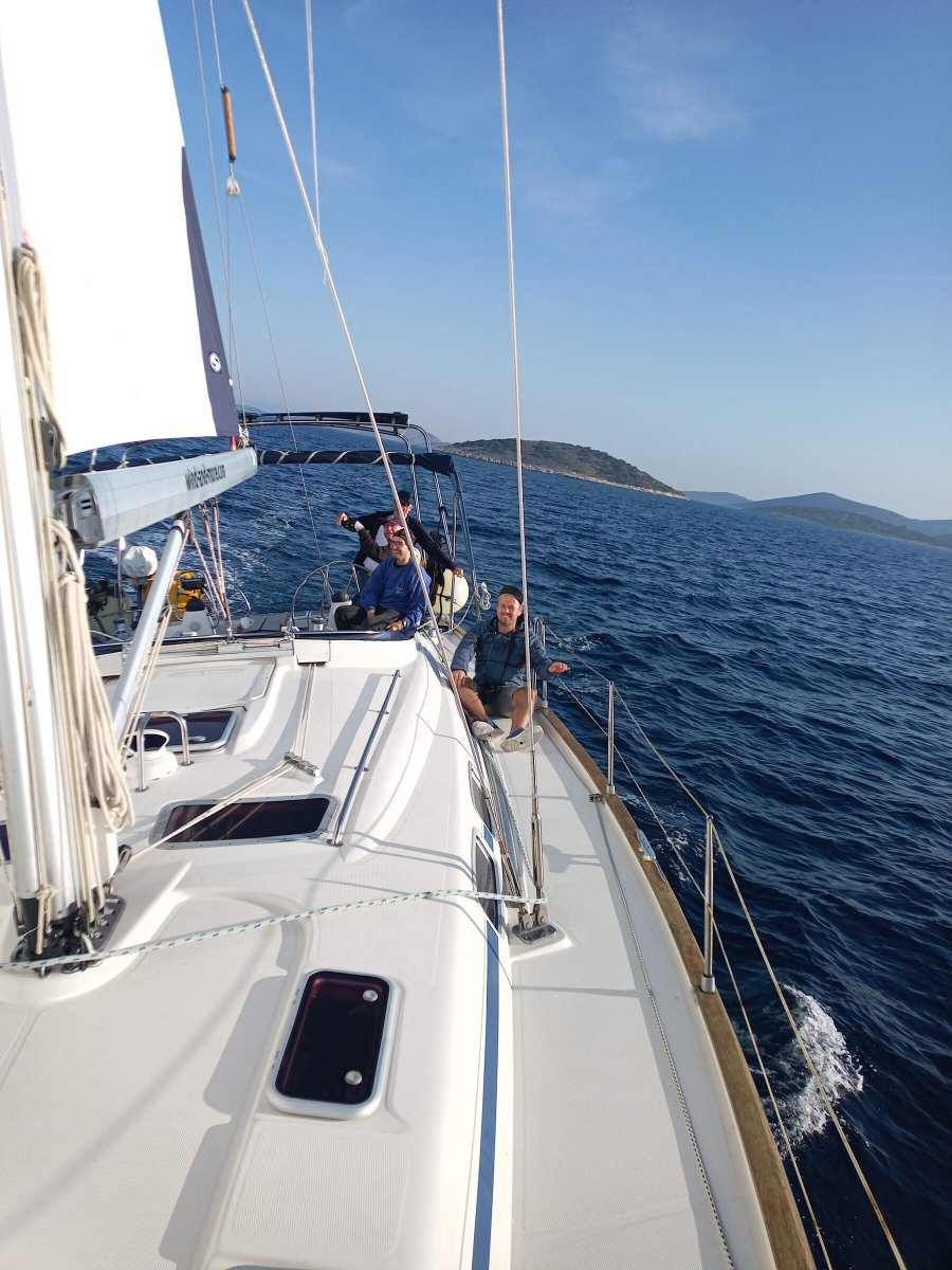 Learn to sail with experienced professionals