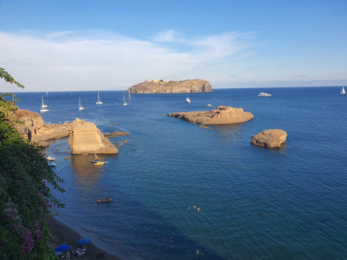 Barca a vela in mare con il sole che sorge