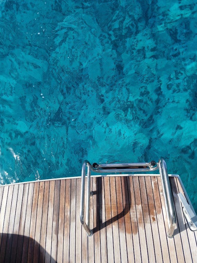 Sumérgete en la aventura de navegar por las Islas Eolias en un catamaran Bali 5.4