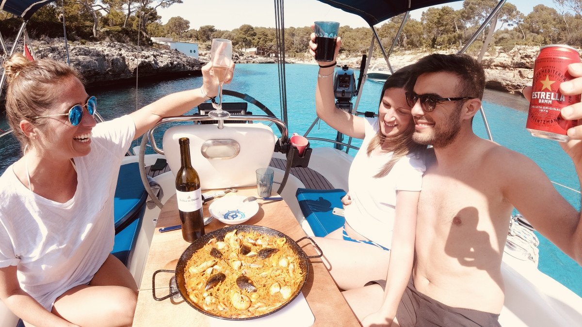 Corso di navigazione con il sole che tramonta all'orizzonte