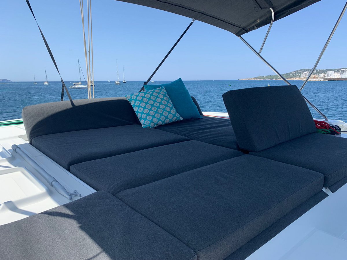 Segeln Sie die blauen Gewässer von Ibiza auf unserem Lagoon 46