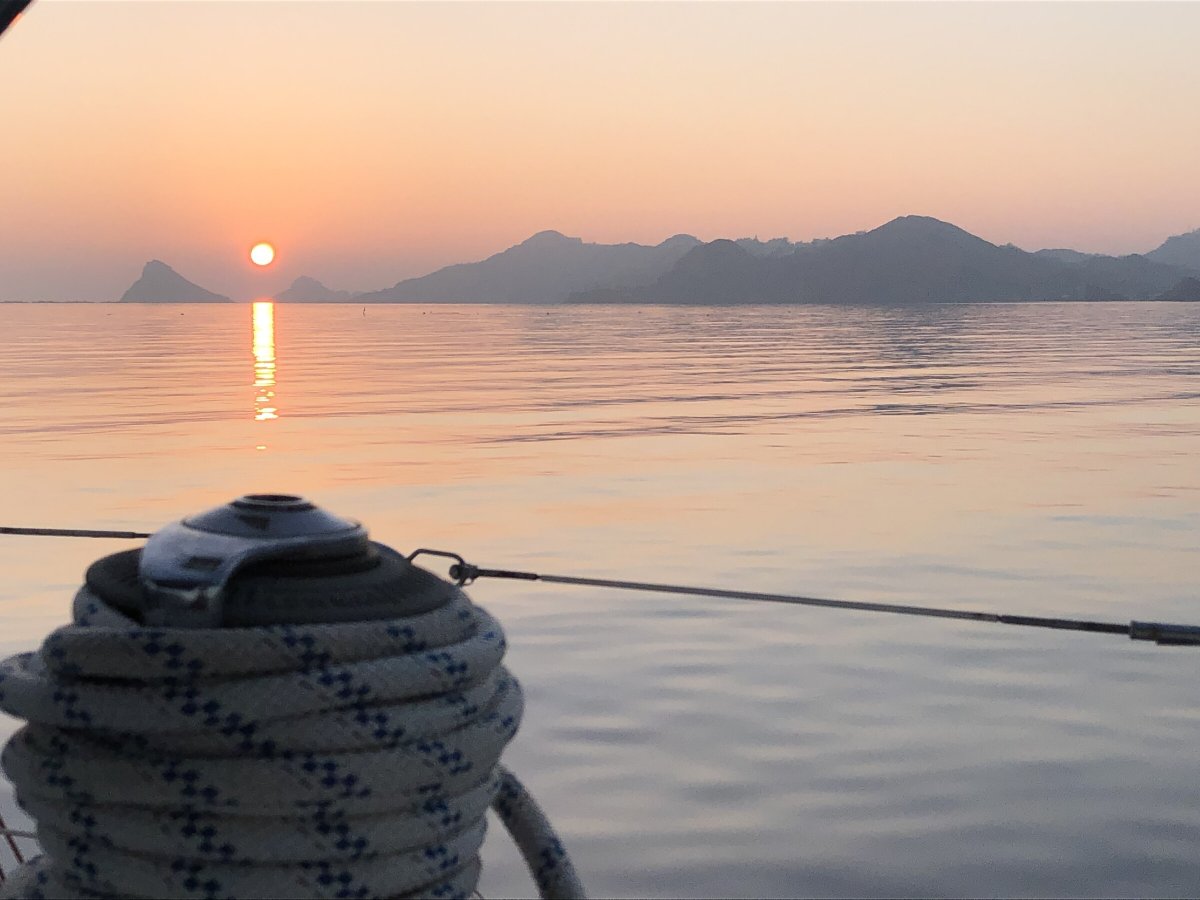 Aprende a navegar en veleros de alta calidad con nuestras prácticas de ampliación PER + Vela en Mazarrón, Murcia