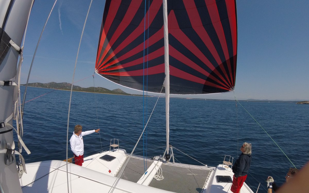 Esplora le acque blu del Mediterraneo su un catamarano