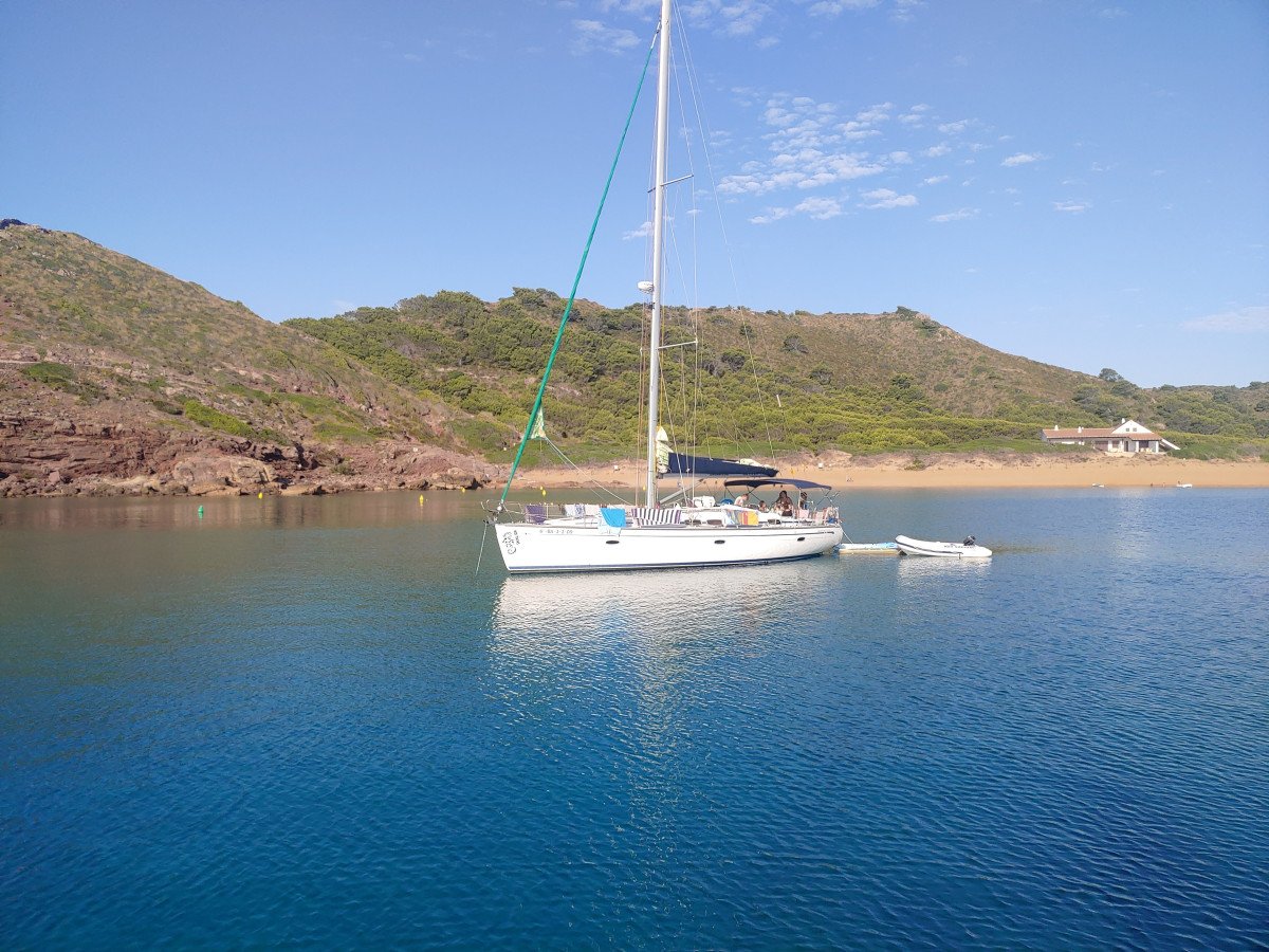 Esplora le spiagge e le calette incontaminate di Menorca in barca a vela