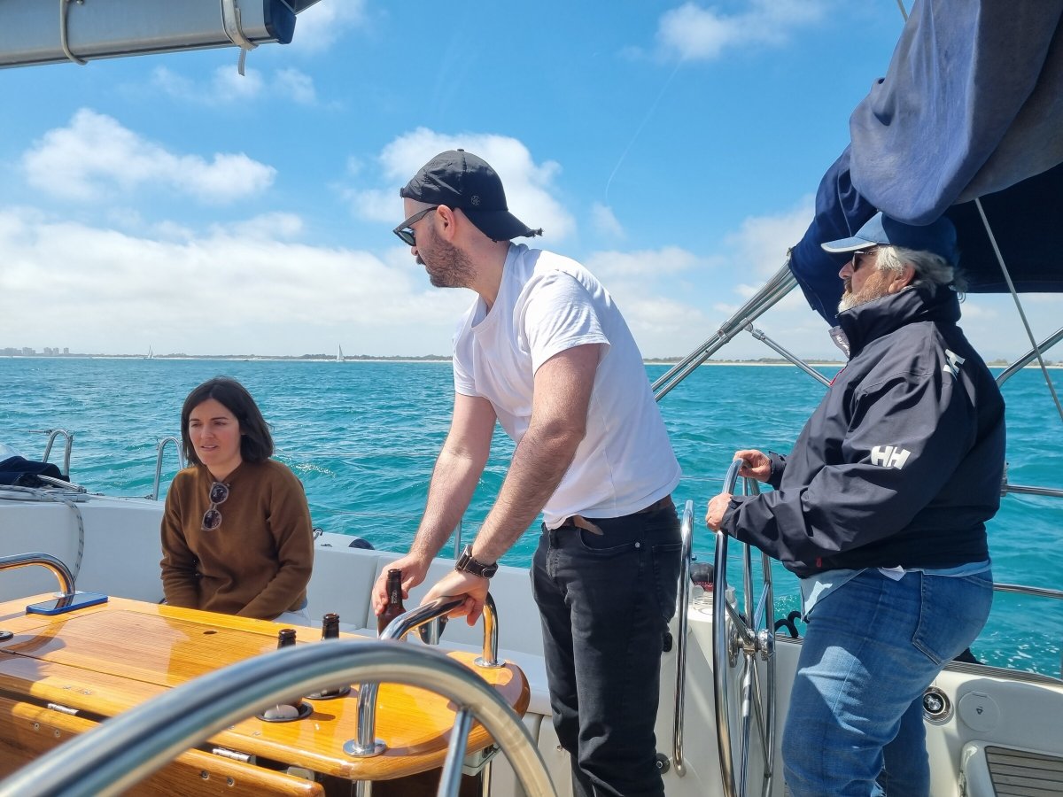 Navegando por la costa valenciana con un velero de 49 pies