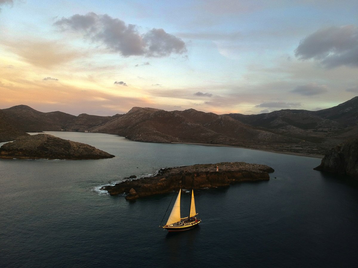 Offshore sailing course on a sailboat trip