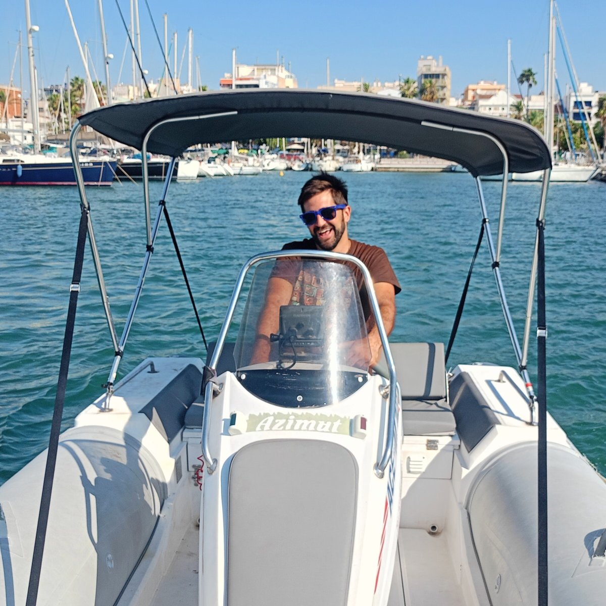 Barco turístico navegando por las aguas de Costa Adeje