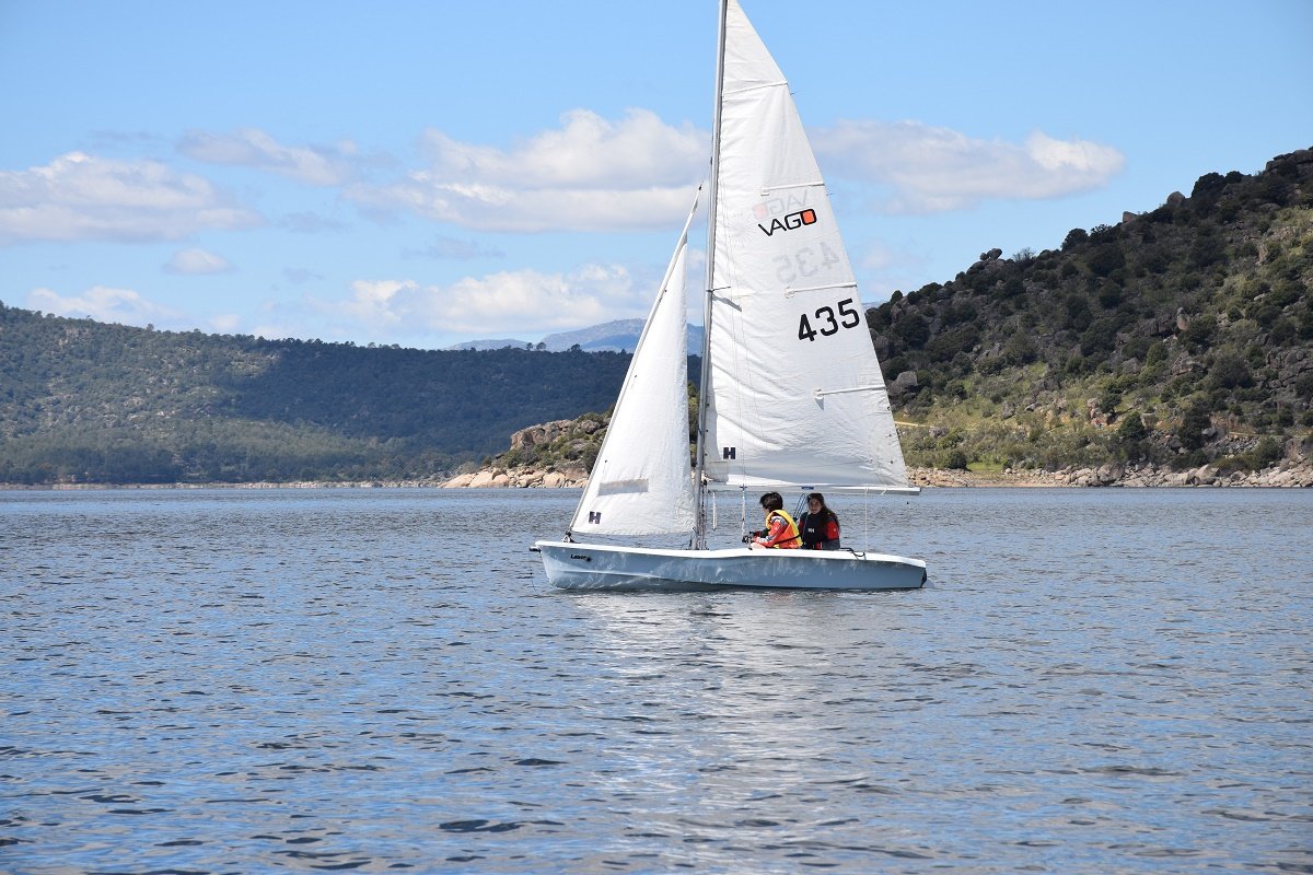 A day of dinghy sailing at the Burguillo Reservoir