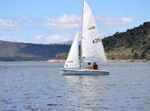 Una jornada de vela ligera en el embalse del Burguillo