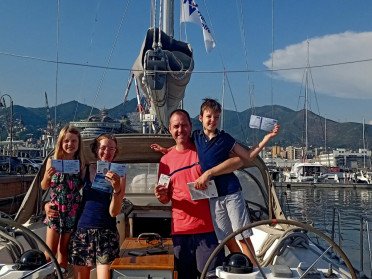 Navegación familiar en velero por Ligura con entrenamiento para curso RYA