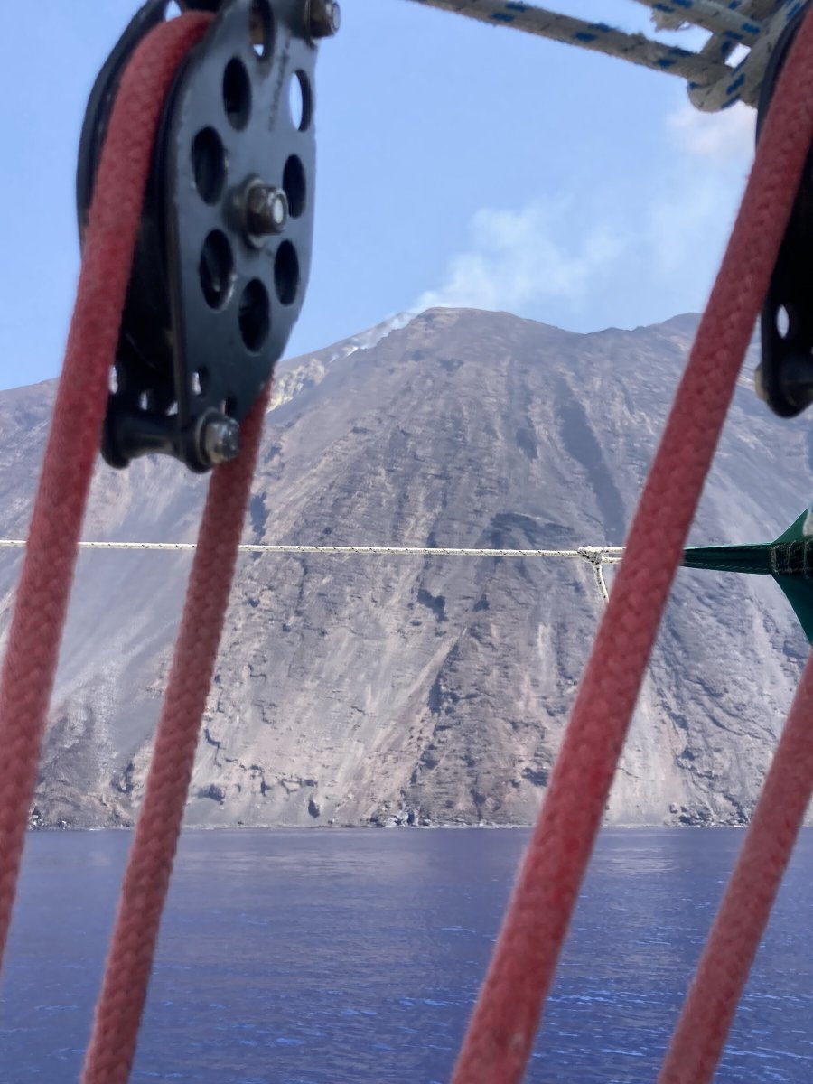 Discover the hidden bays and beaches of the Aeolian Islands