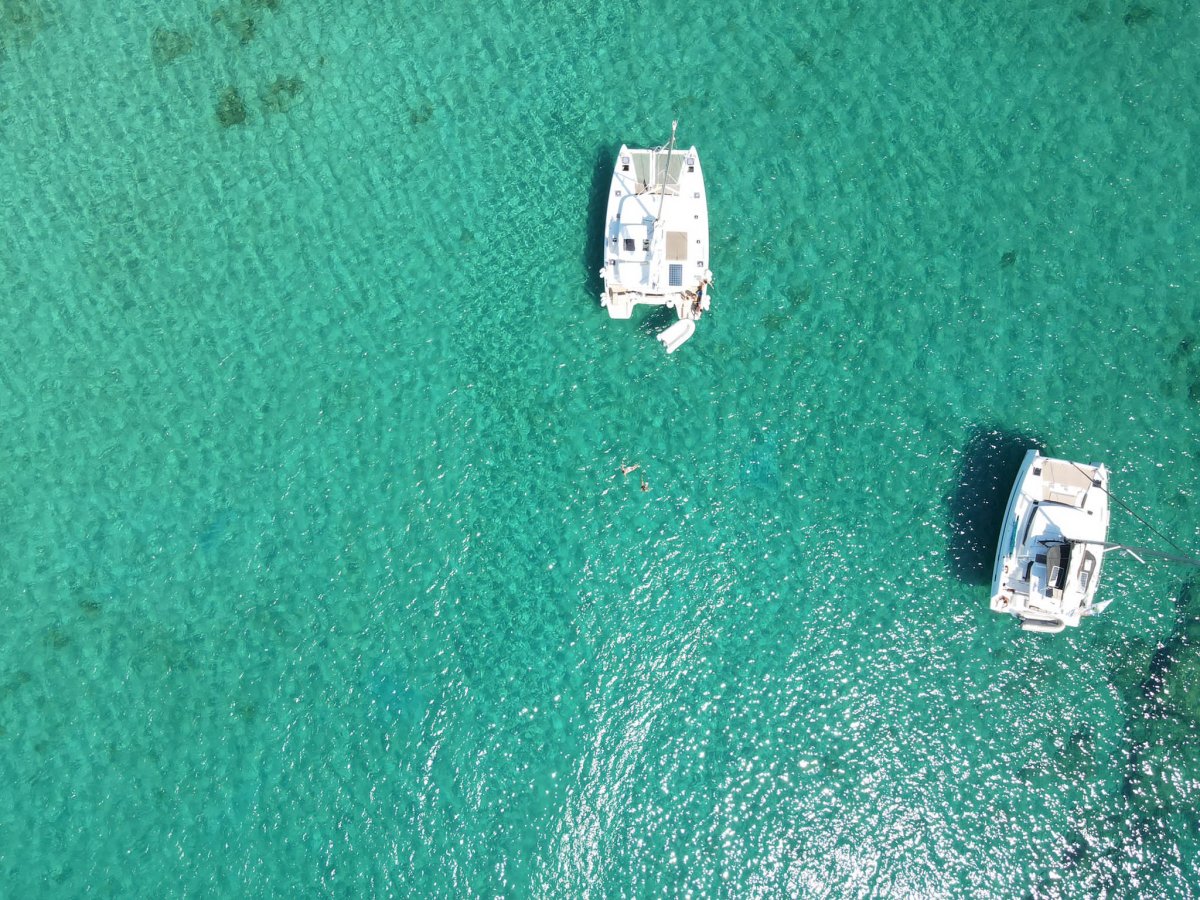 Viaje de crucero por las Cícladas centrales con 2 catamaranes