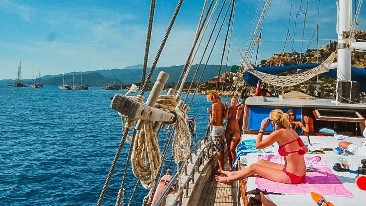 cabin-charter-sample-cabin-charter-photos-57