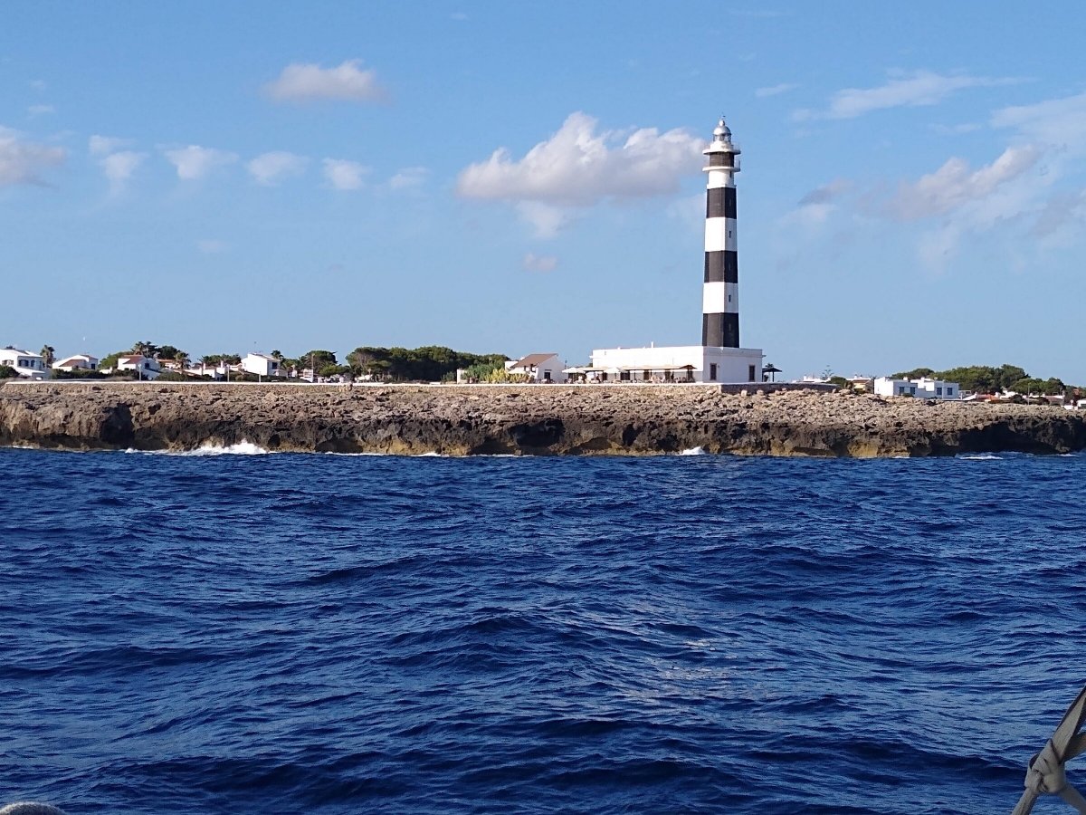 Práctica de yoga en un velero
