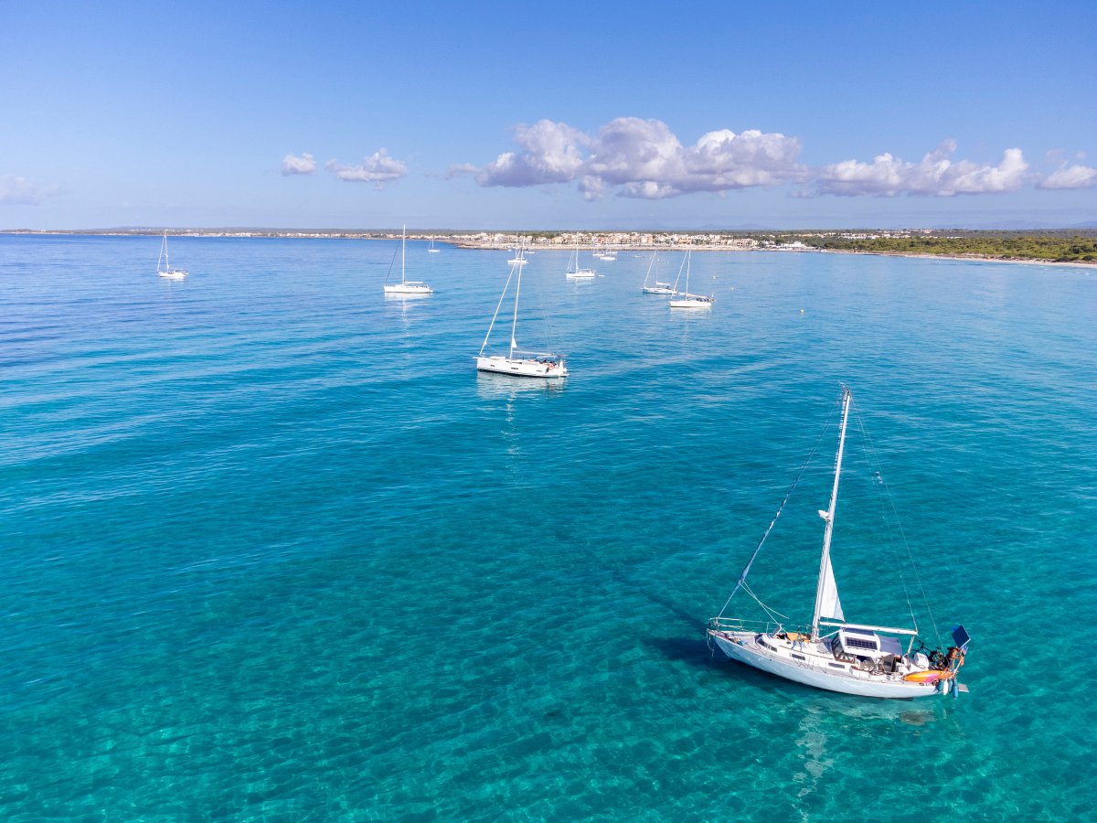 Disfruta de la belleza del mar con nuestras actividades de vela