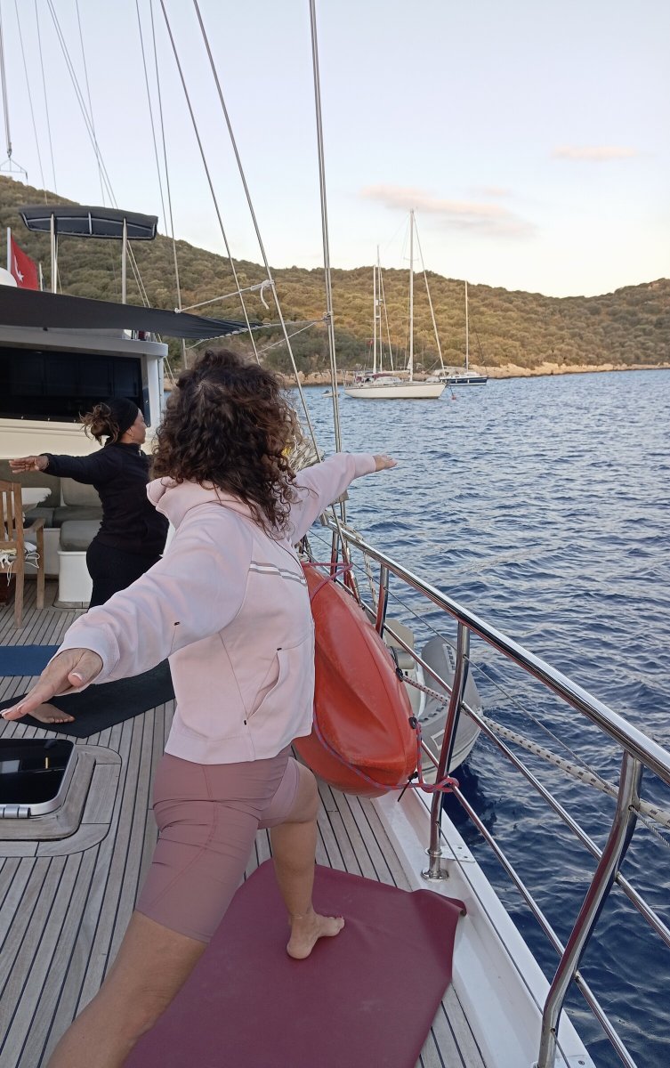 Navigazione in mare con yoga