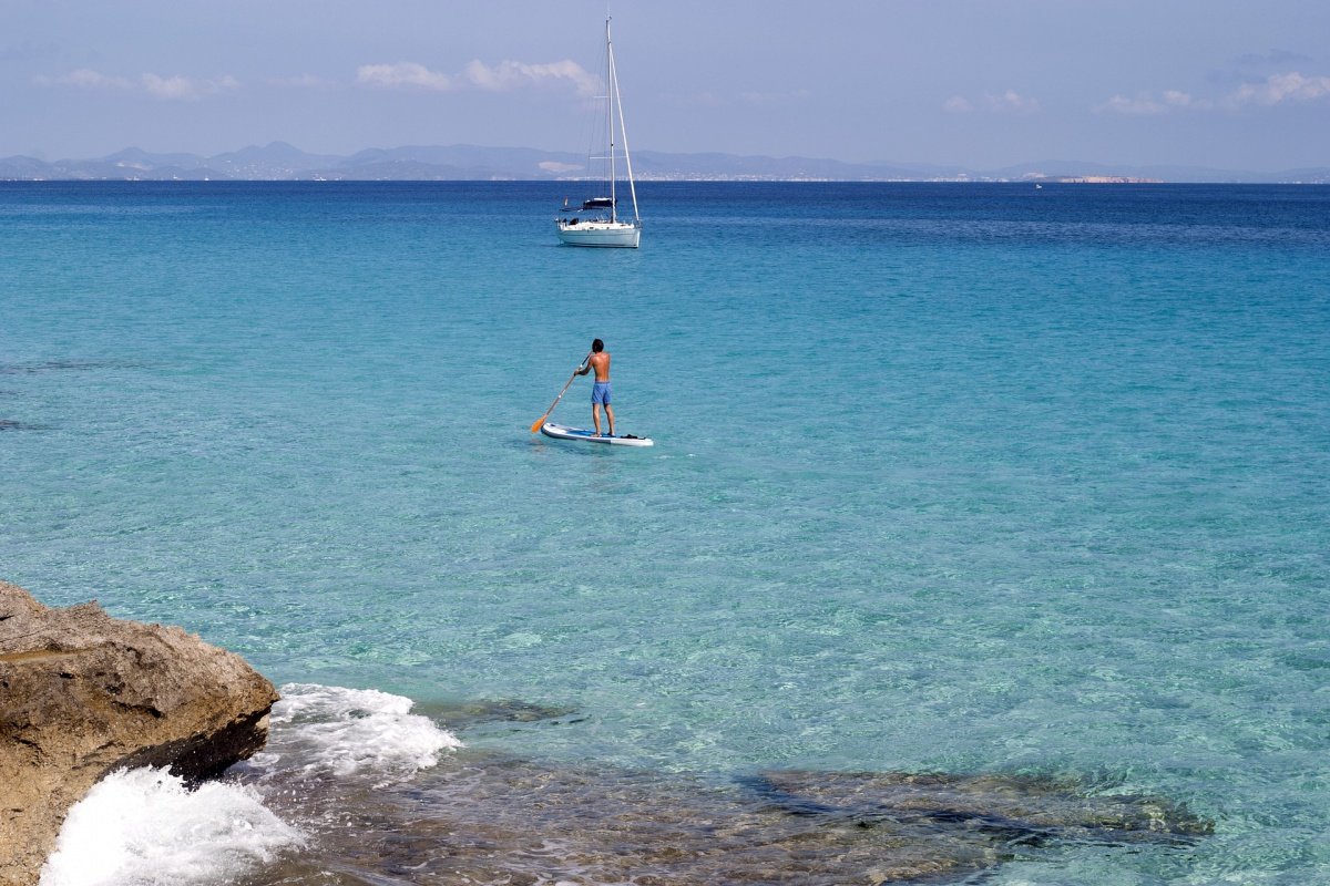 Navega por las aguas azules de Ibiza y Formentera