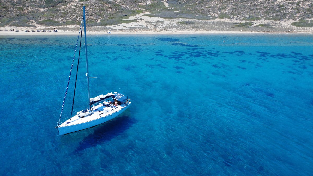Desde Mykonos a Milos, navegando por las Cícladas con un skipper y cocina a bordo
