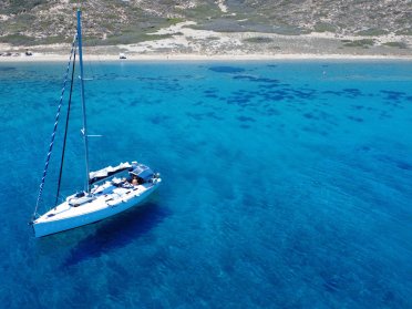 From Mykonos to Milos, sailing in the Cyclades with a skipper and onboard cuisine