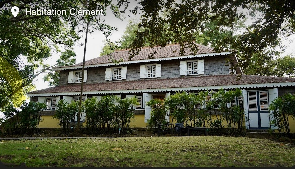 Blick auf den Katamaran im offenen Meer