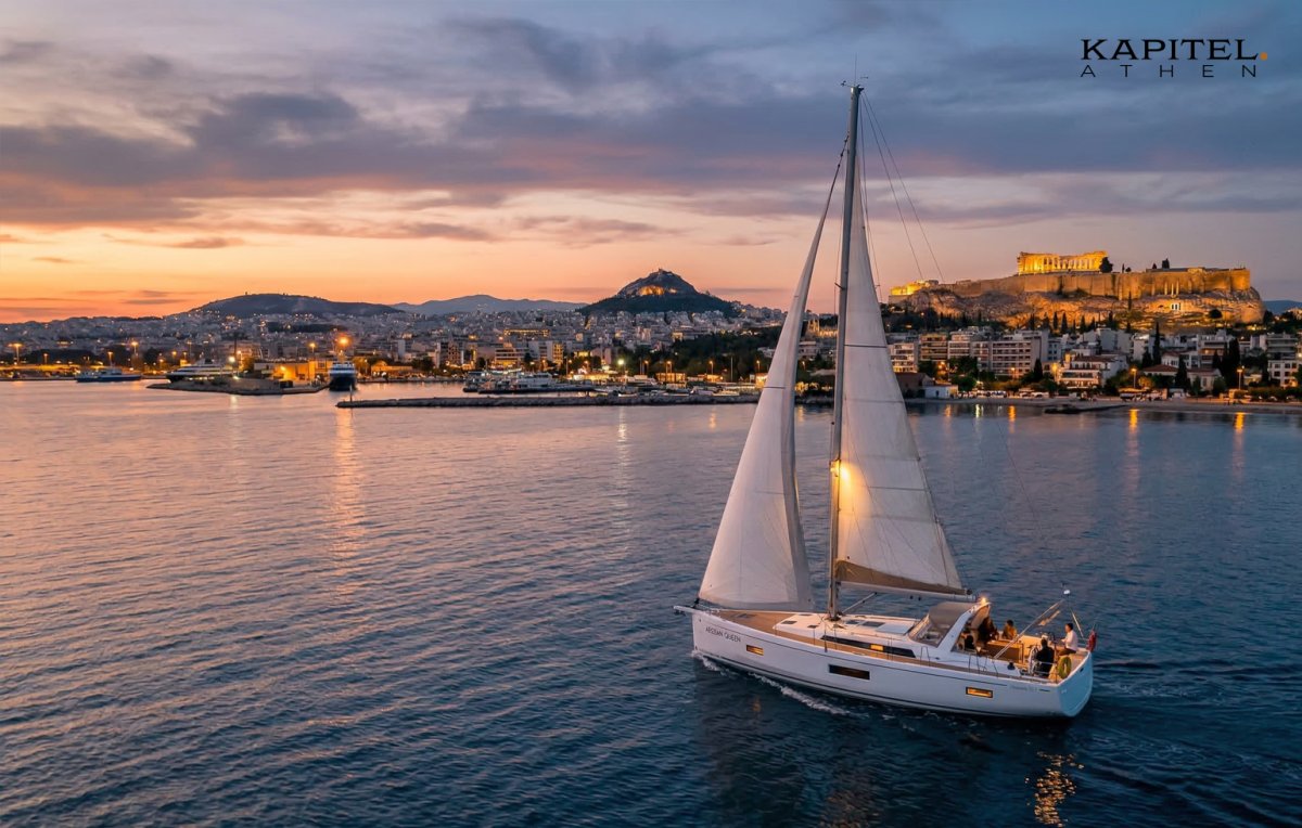 Capitán enseñando navegación a los estudiantes