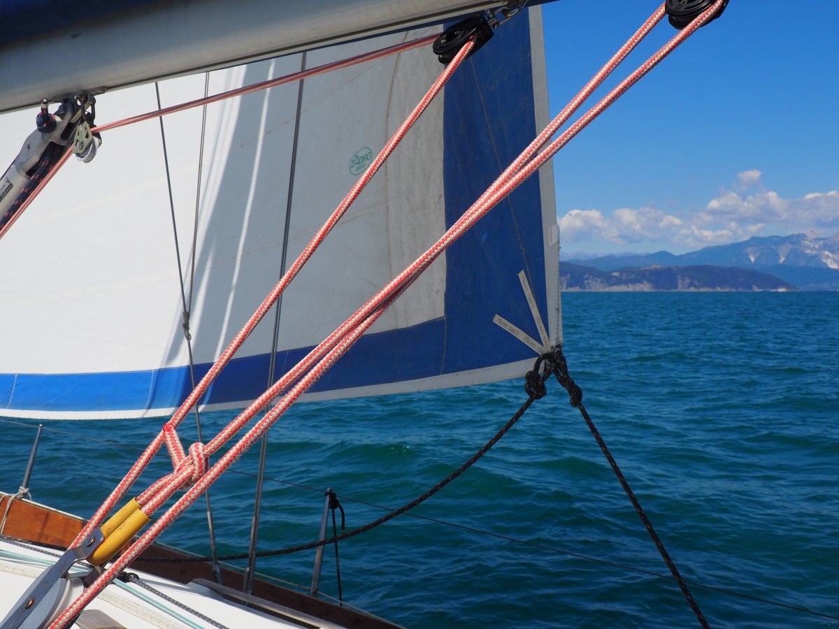 Segelboot im Golf der Dichter