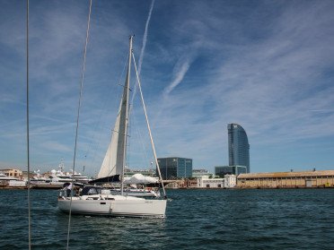 Goditi una giornata in barca a vela da Barcellona