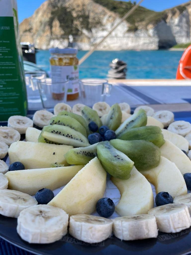 Corso di vela sotto il sole luminoso del Mediterraneo