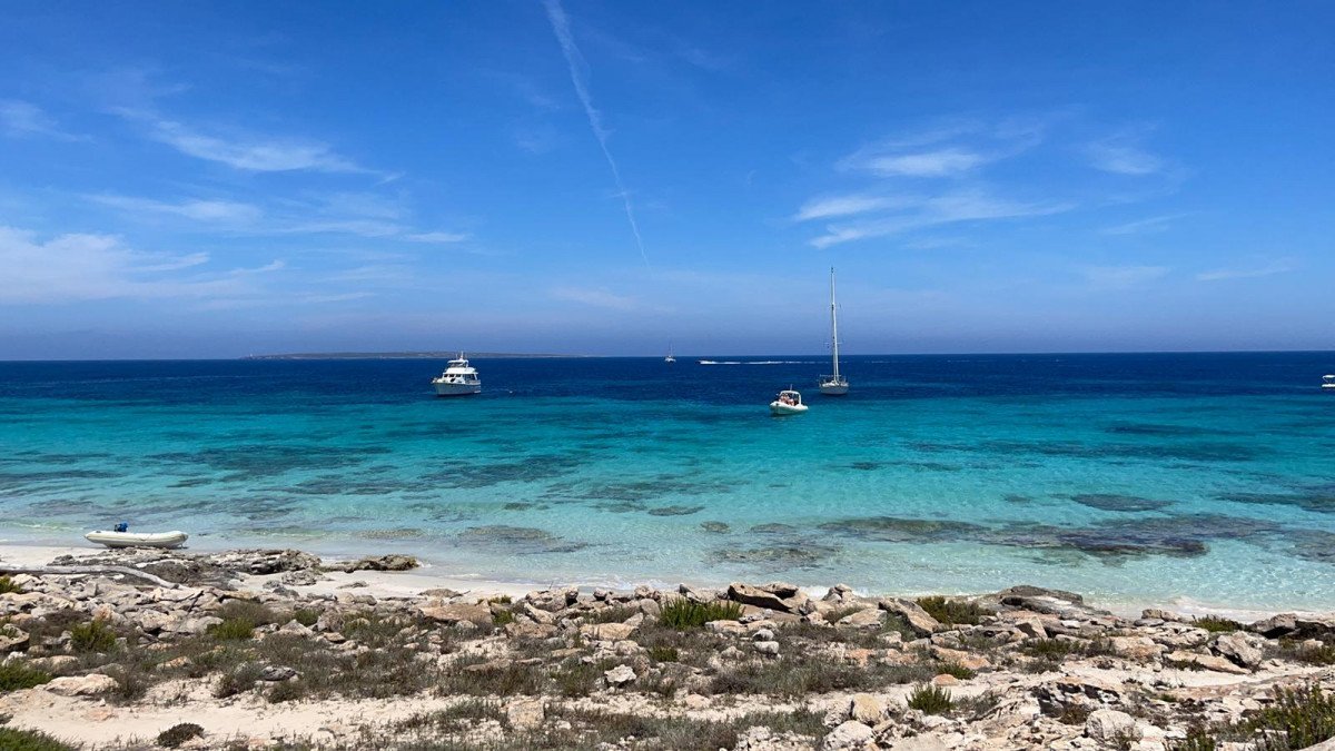 Abendessen auf dem Segelboot mit Blick auf den Sonnenuntergang