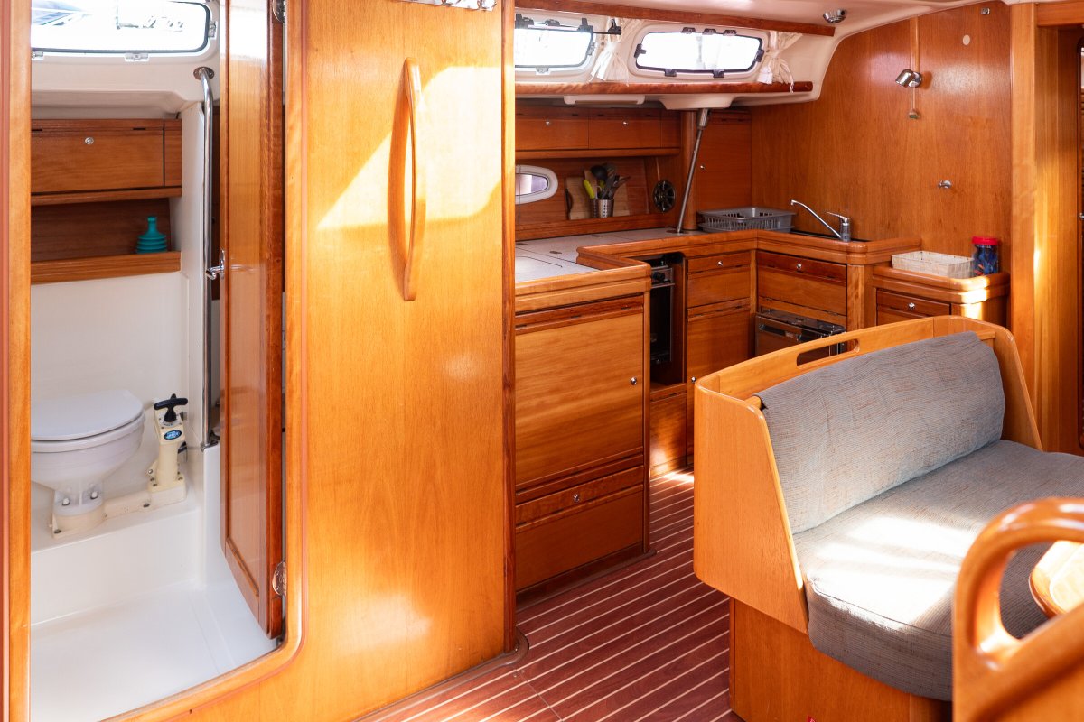 Nachtliche Ankerplatz in Segelboot an der Küste von Valencia