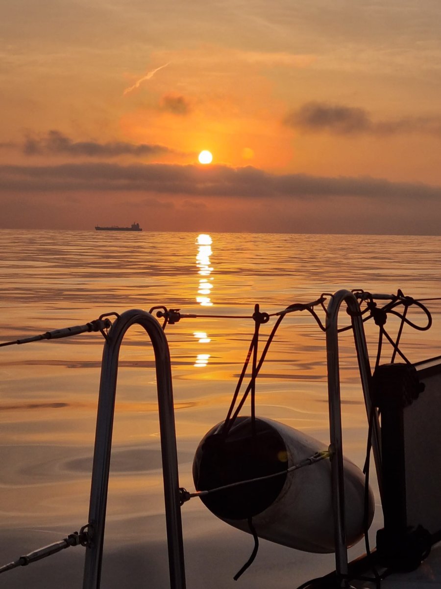 Segelnavigationsteam, das sich auf dem Boot vorbereitet